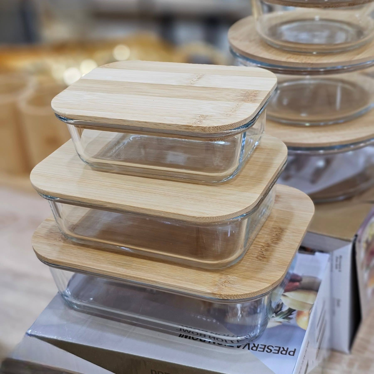 ثلاث علب زجاج بغطاء خشب طبيعي