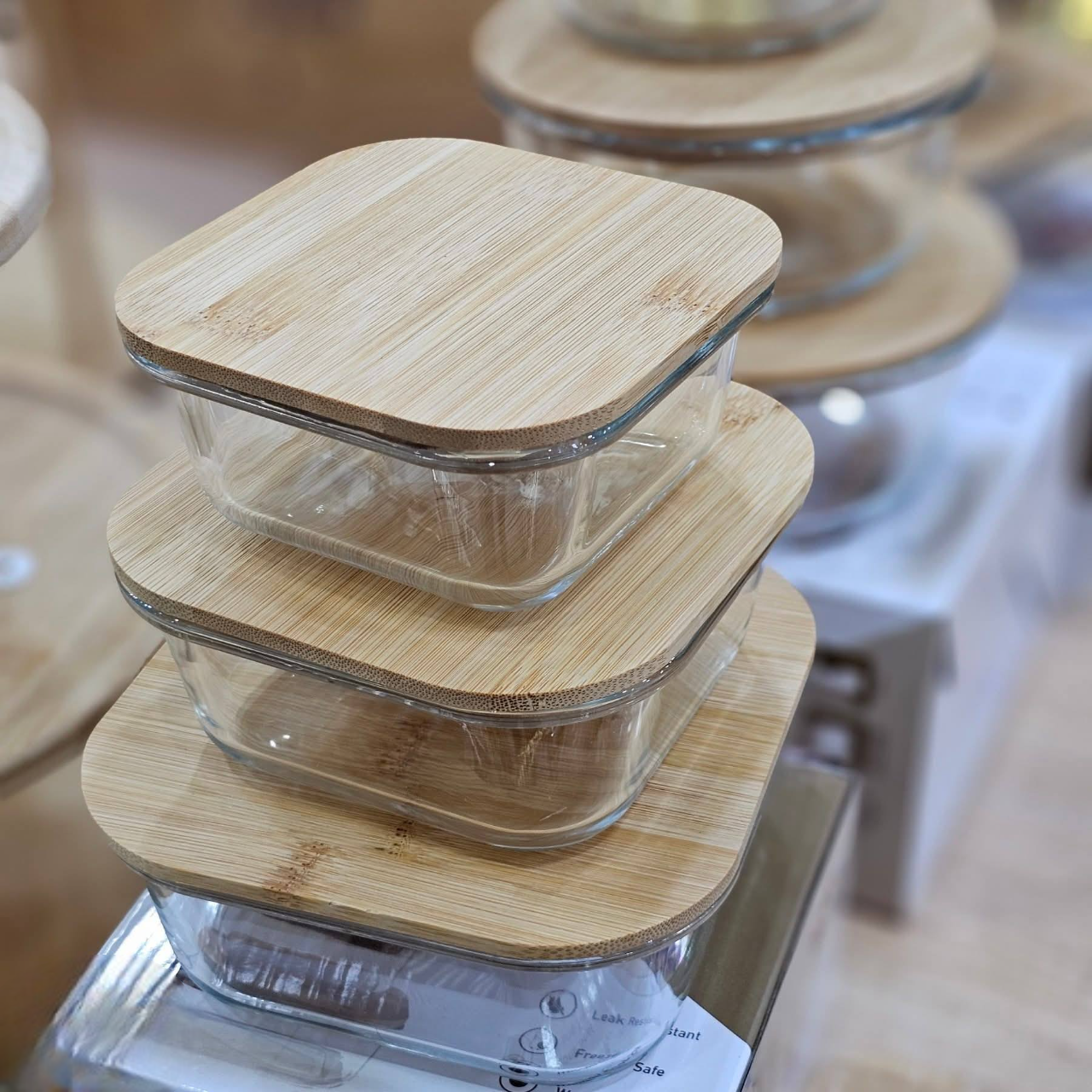 ثلاث علب زجاج بغطاء خشب طبيعي