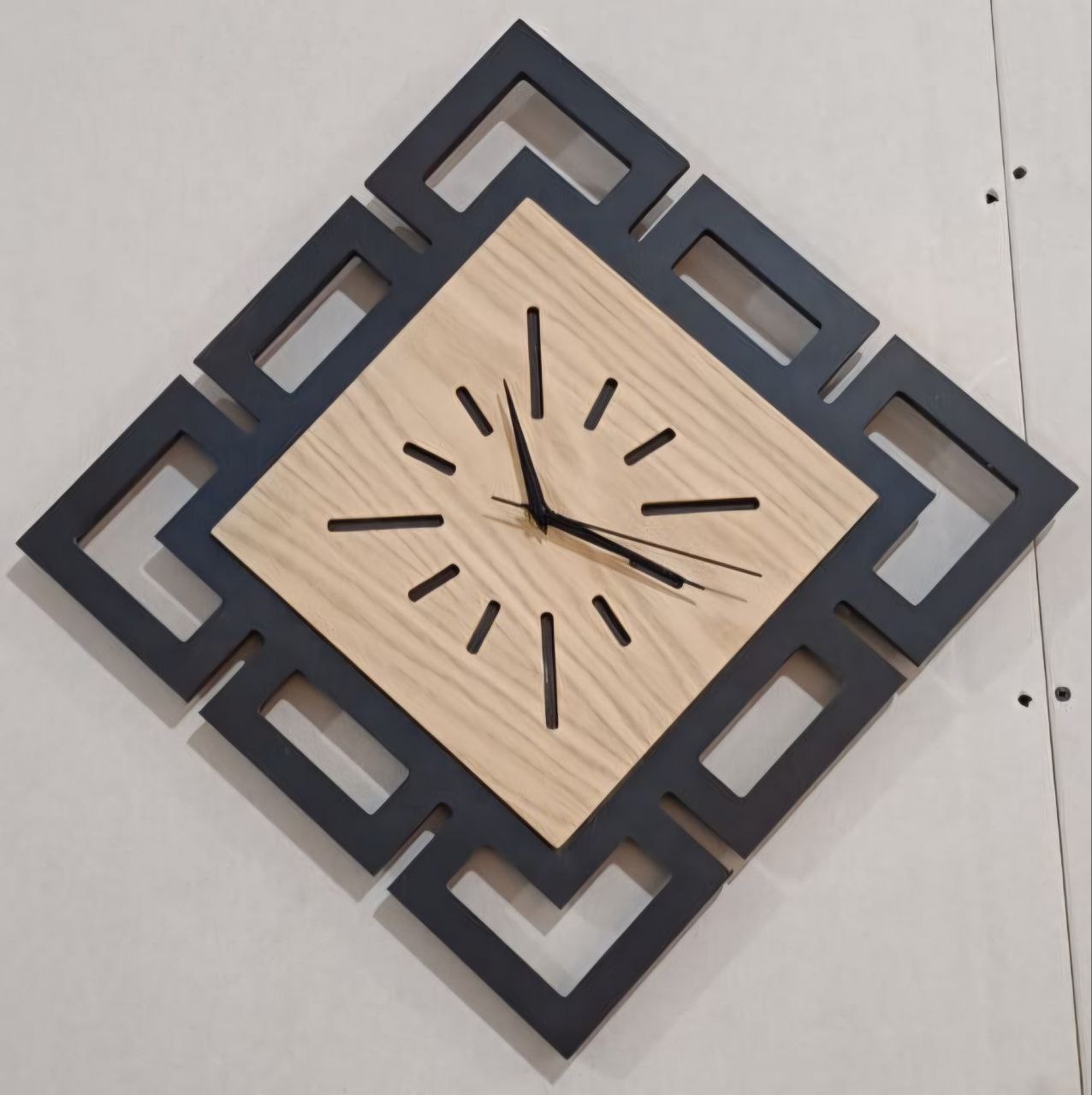 ساعة حائط خشبية عصرية