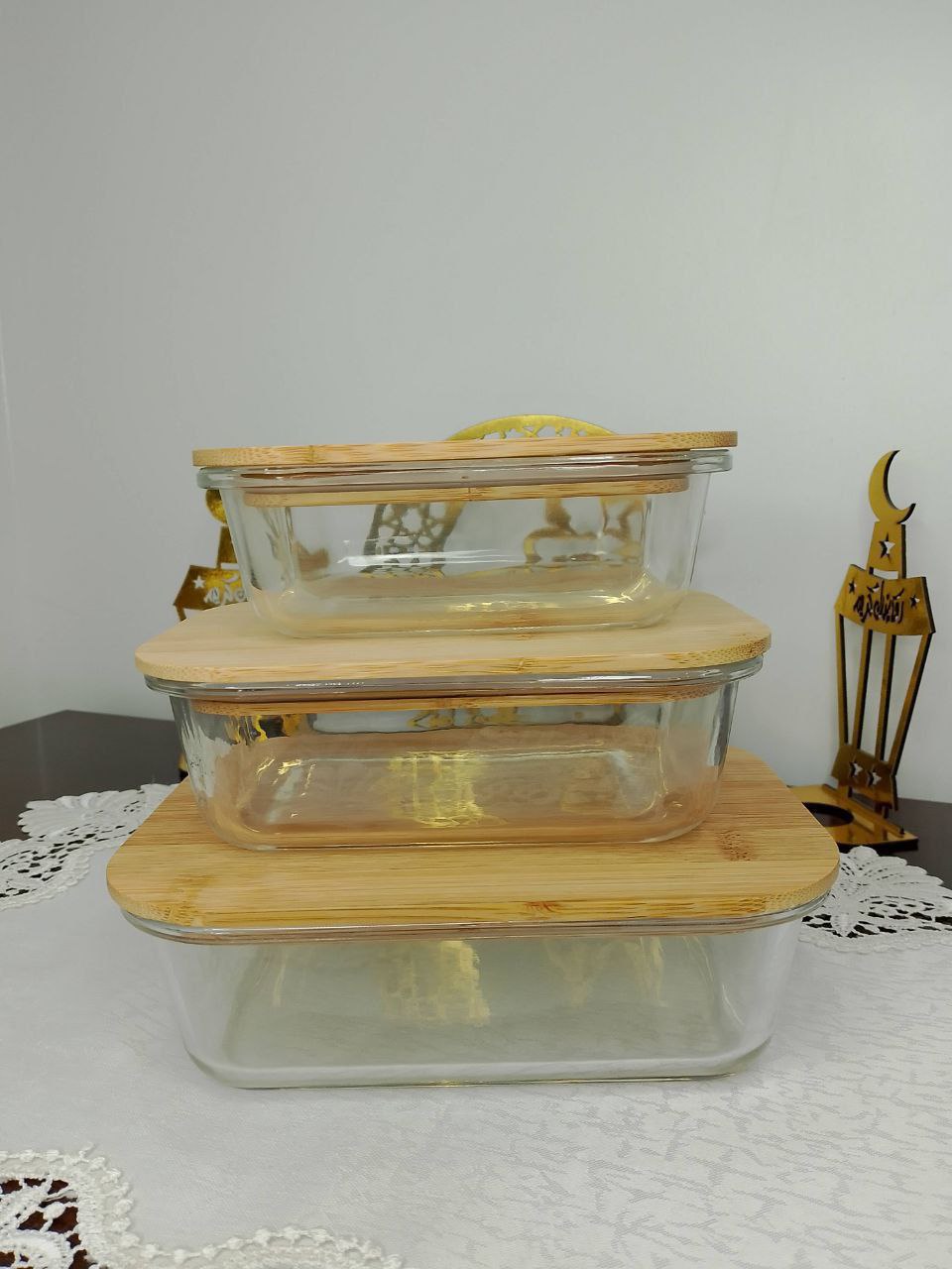 ثلاث علب زجاج بغطاء خشب طبيعي