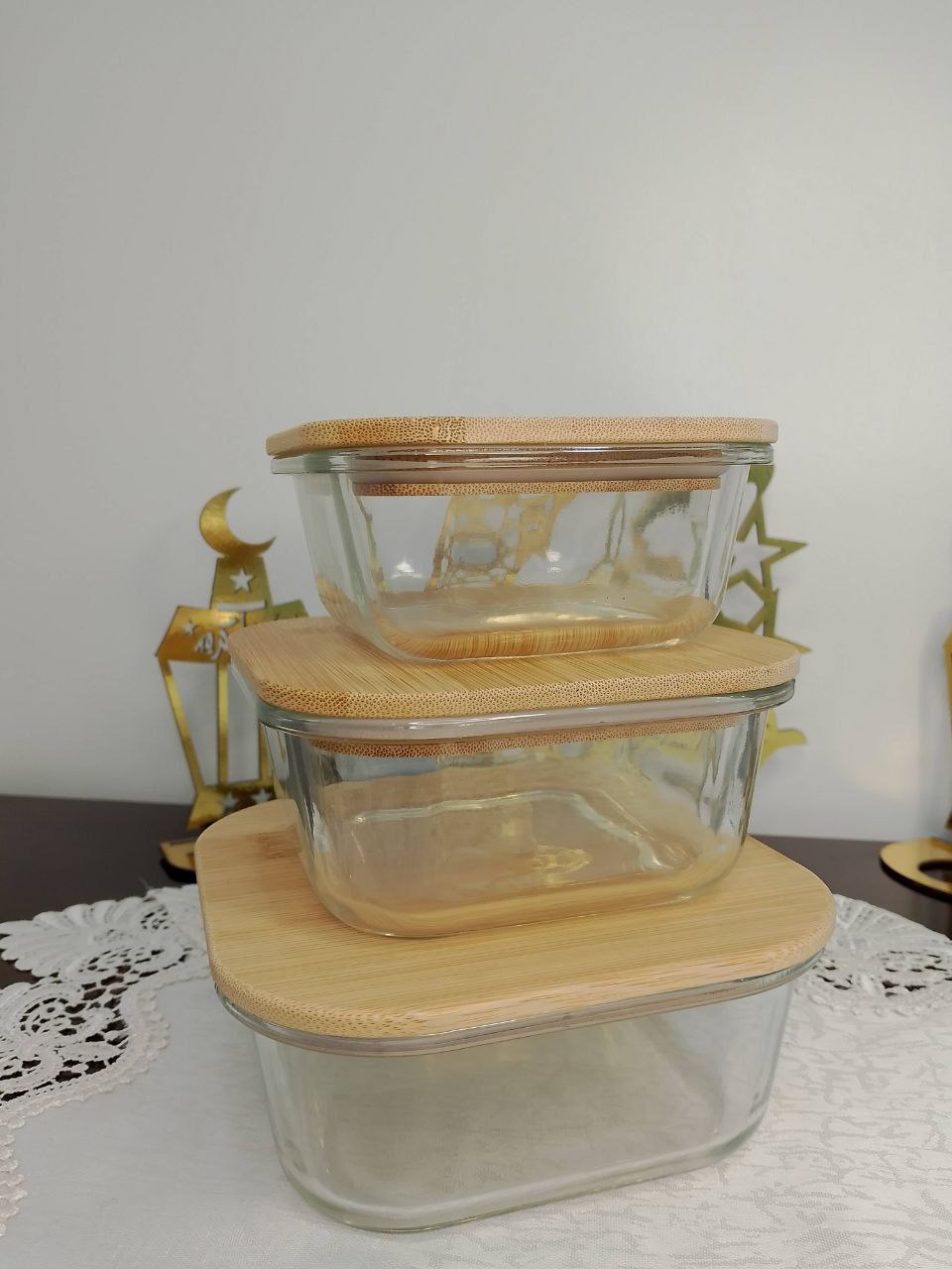 ثلاث علب زجاج بغطاء خشب طبيعي